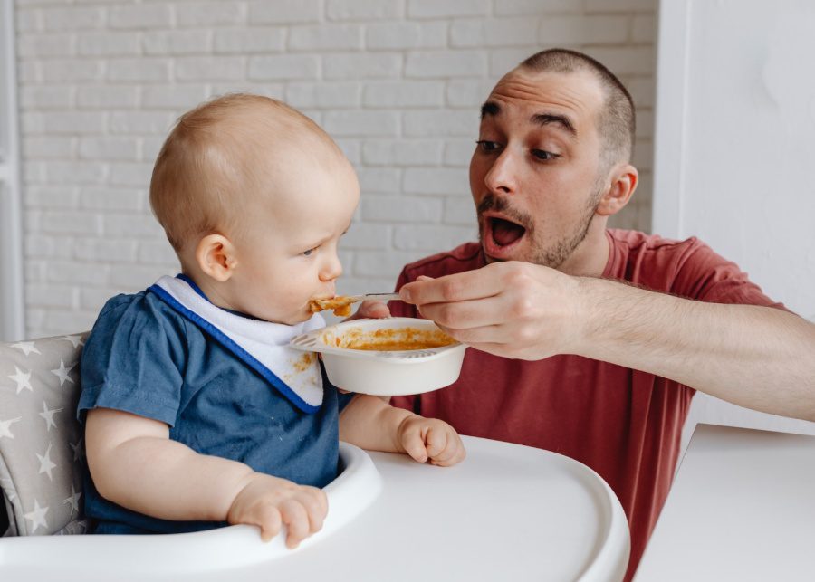 stay-at-home-dad-babysitting-baby-mealtime