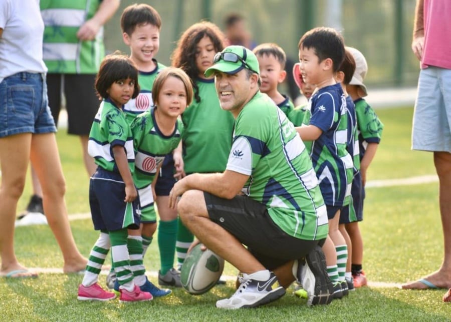 Maillot De Rugby De Singapour Avec Une Balle De Rugby De Singapore Sur Un Fond Sportif Abstrait
