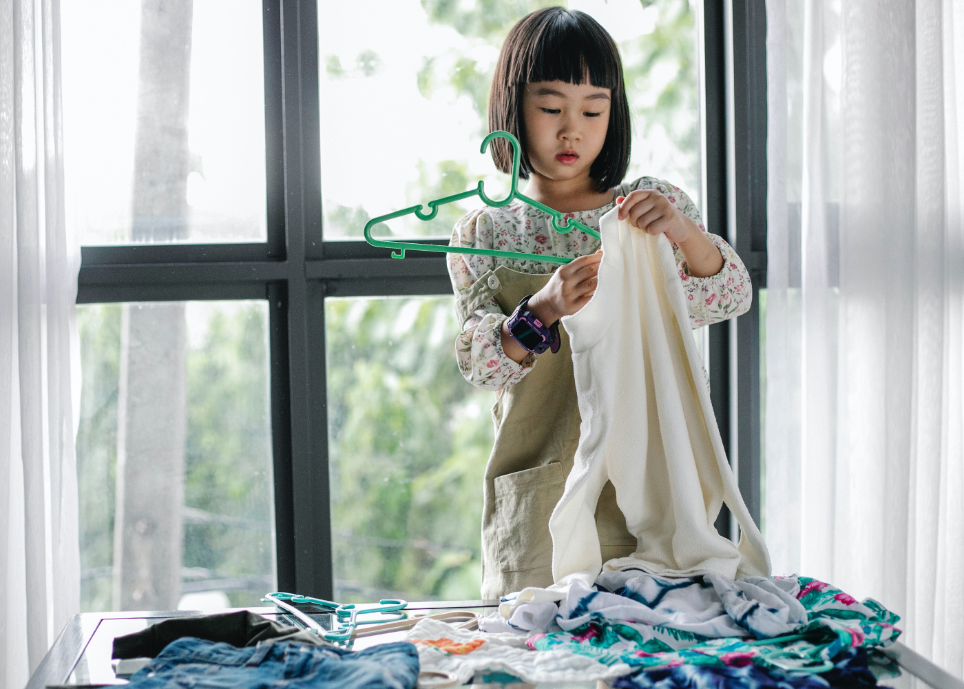 age-appropriate-chores-kids-putting-clothes-away (1)