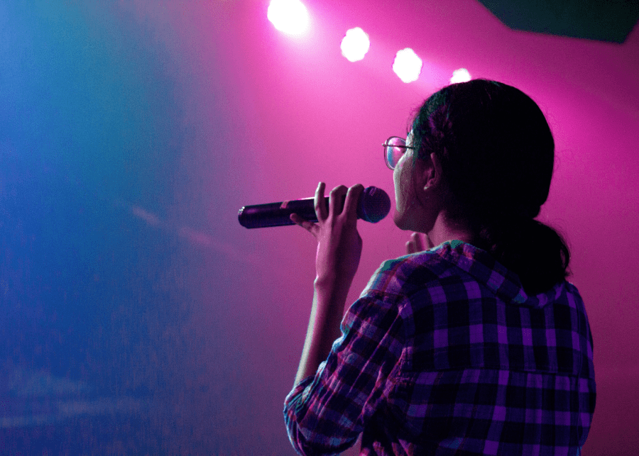 Karaoke singing Forja2 via Unsplash