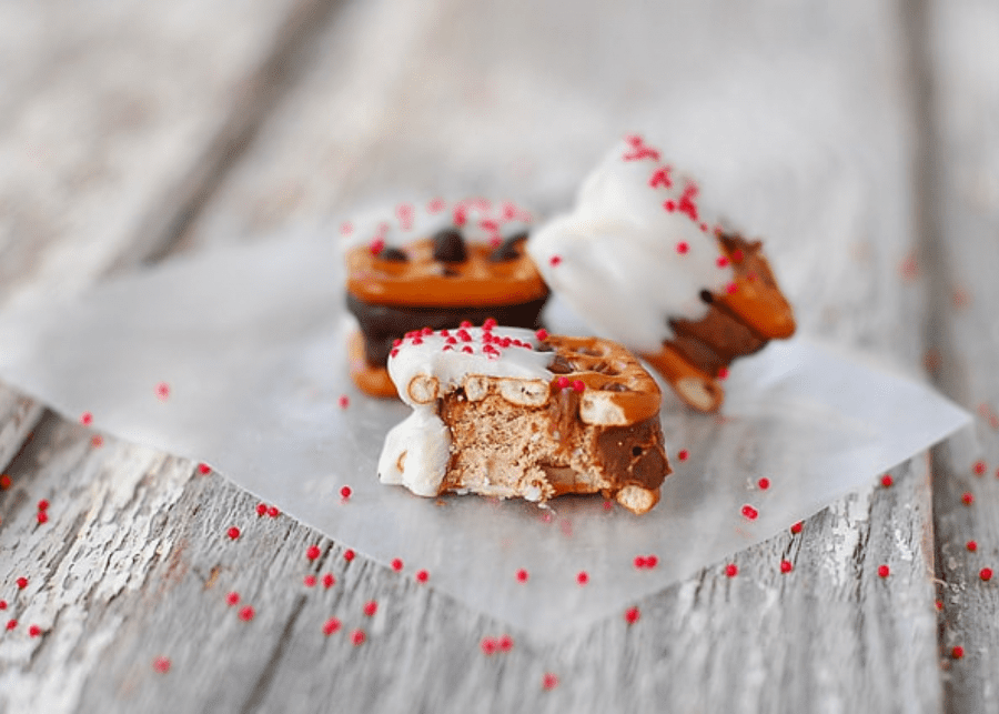 Candy bar pretzel bites | Christmas party food for kids
