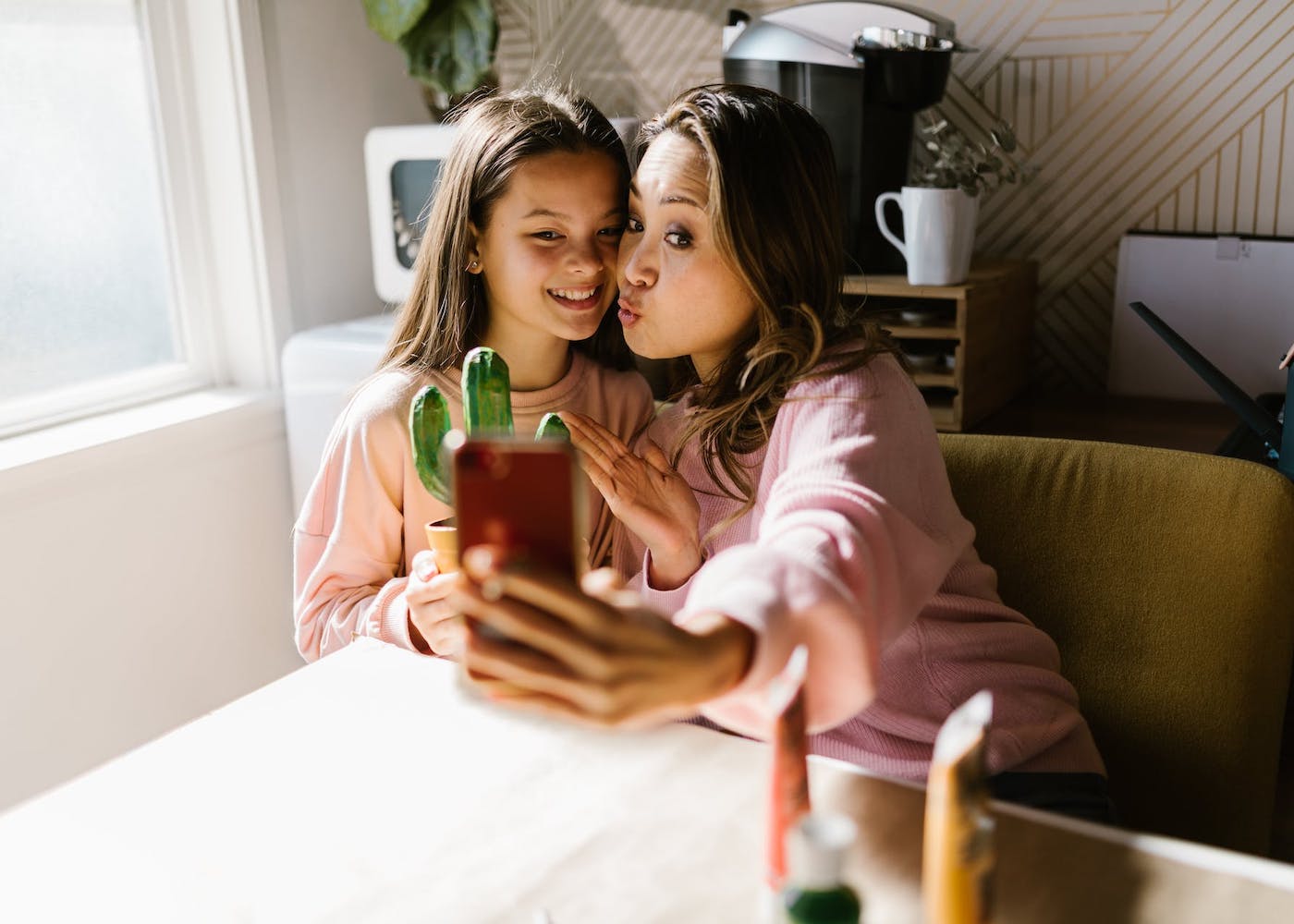 selfie mother daughter social media
