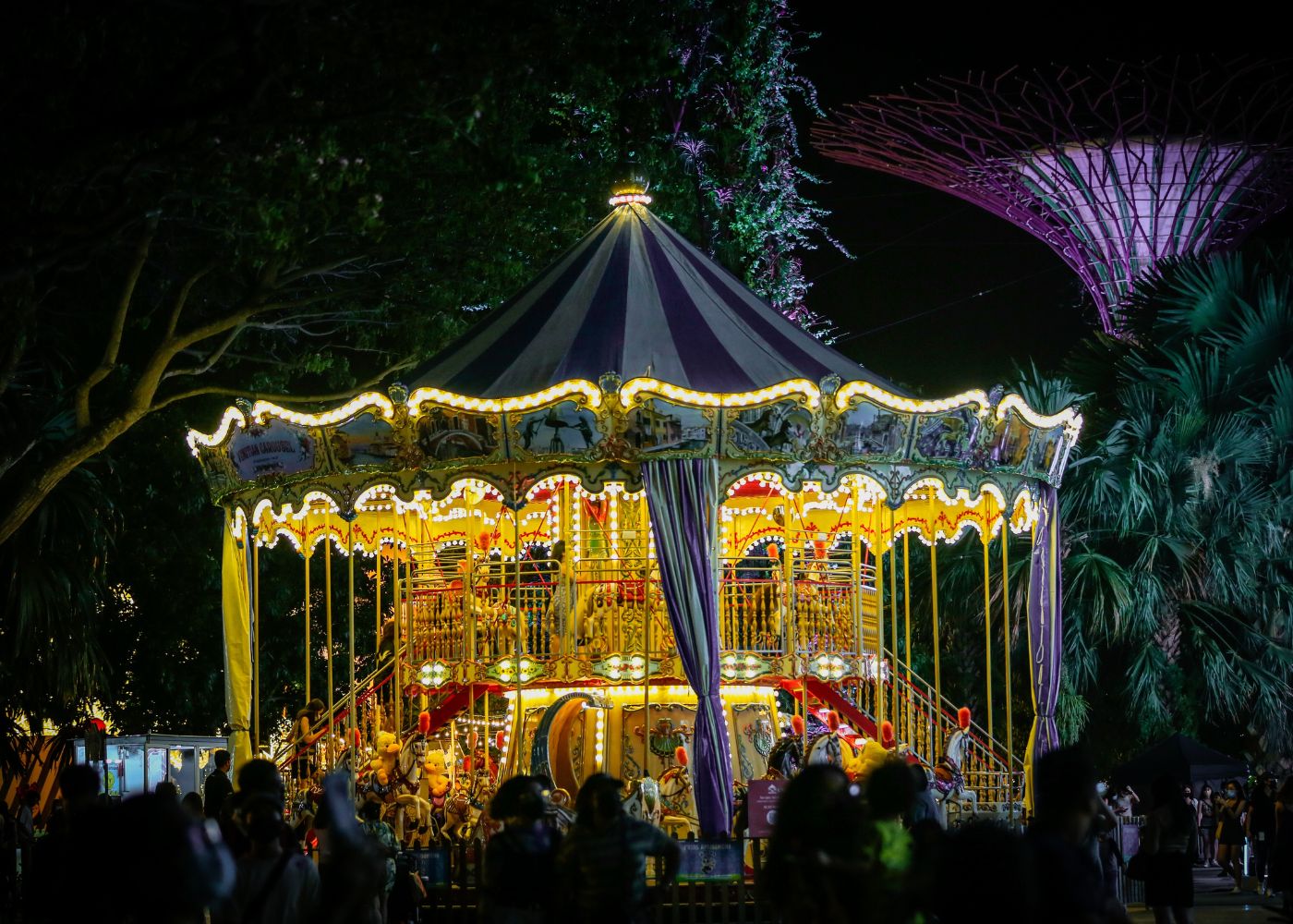 Staying home for the holidays? Here’s an easy peasy festive itinerary for the fam