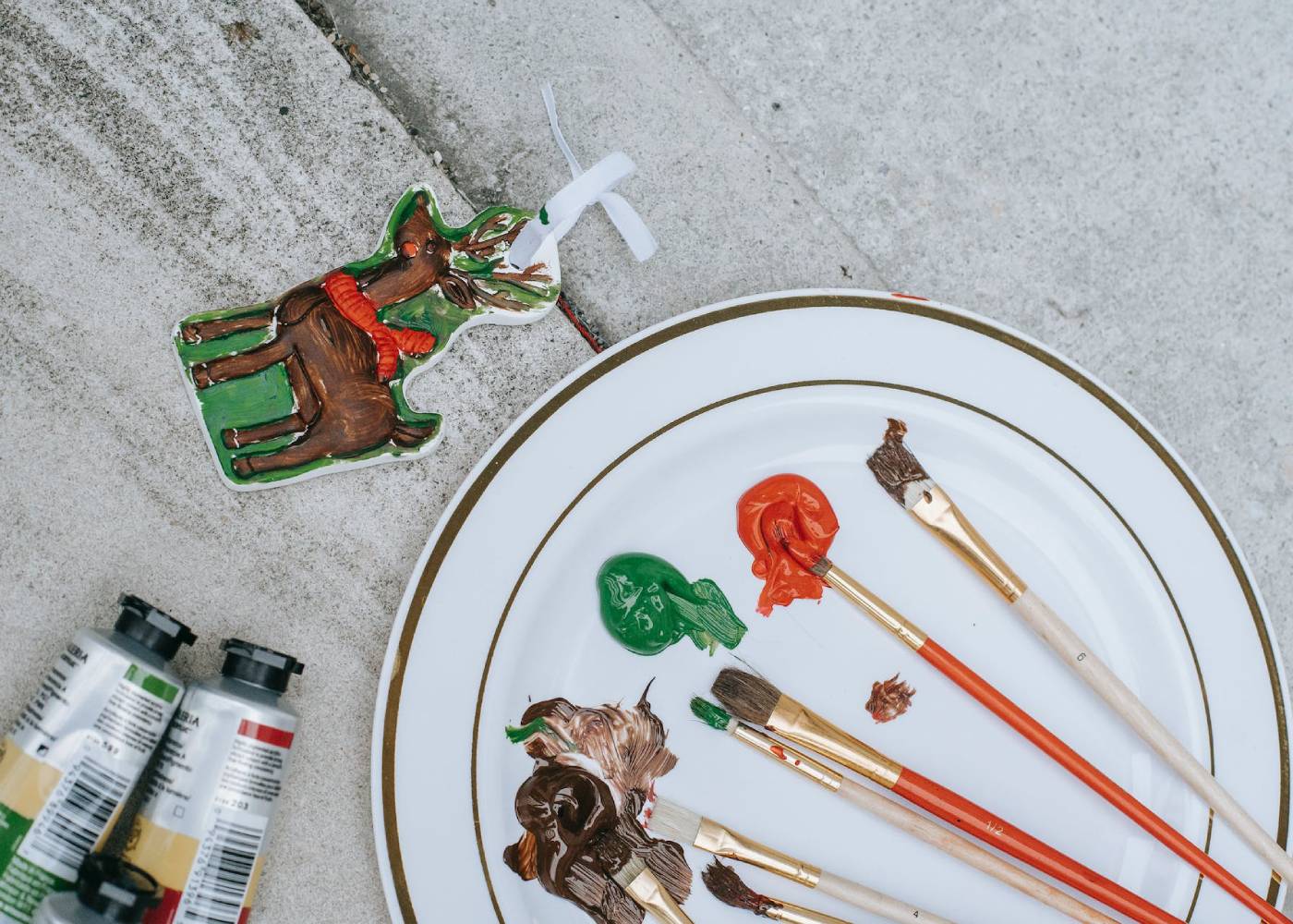 20+ easy Christmas craft ideas for kids of all ages: DIY wreaths, Xmas baubles, gift boxes and more!
