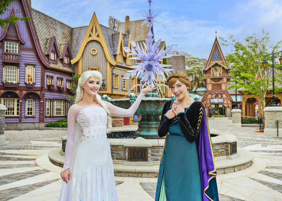 elsa and anna in hong kong disneylands