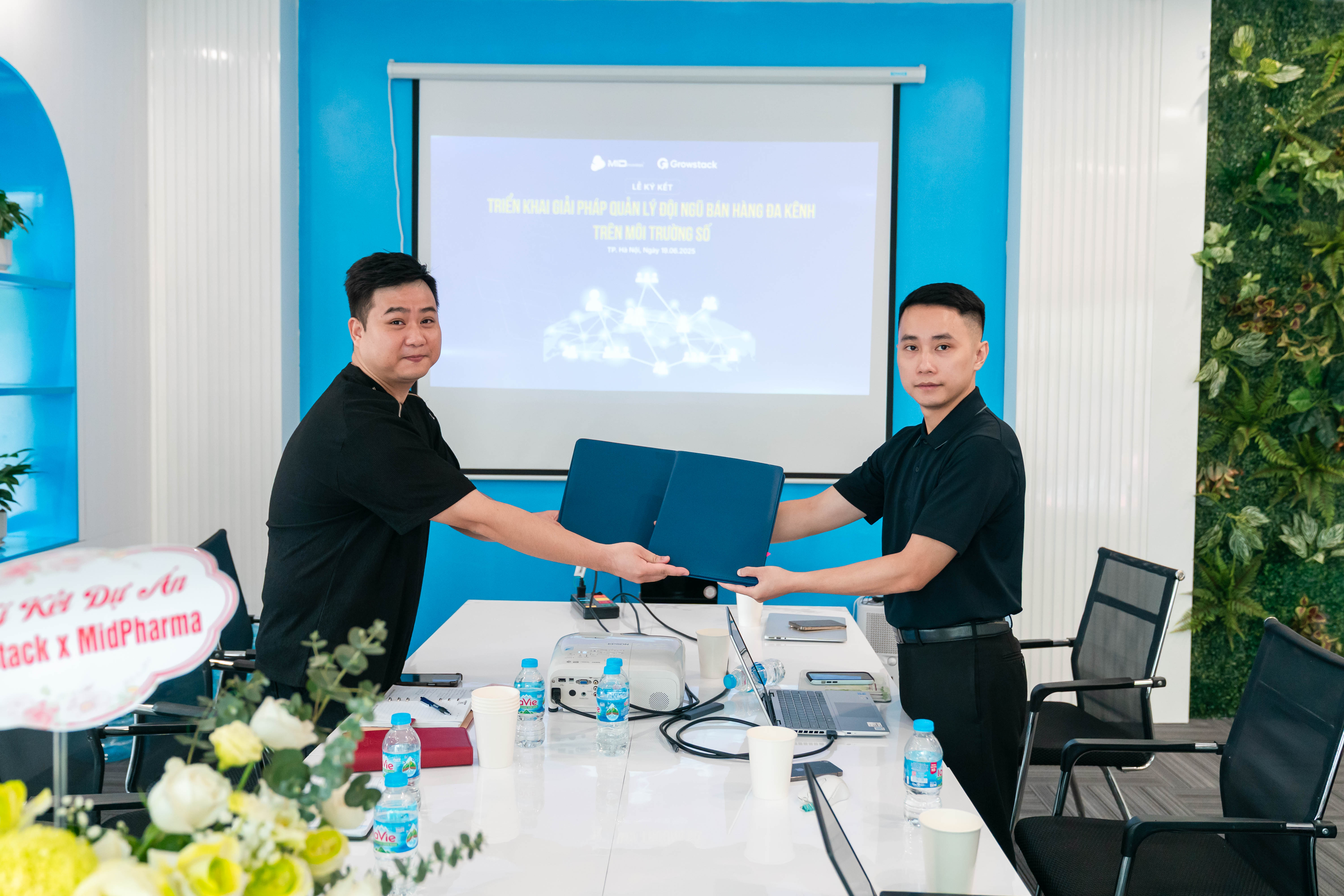 Lễ ký kết giữ MidPharma và Growstack