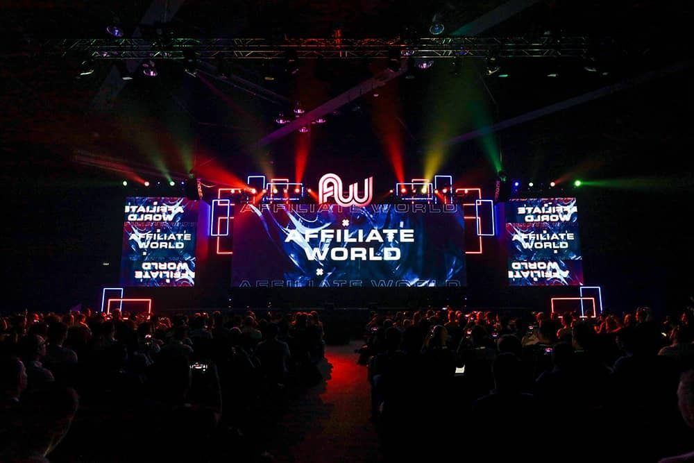 B&ecirc;n trong Affiliate World Asia