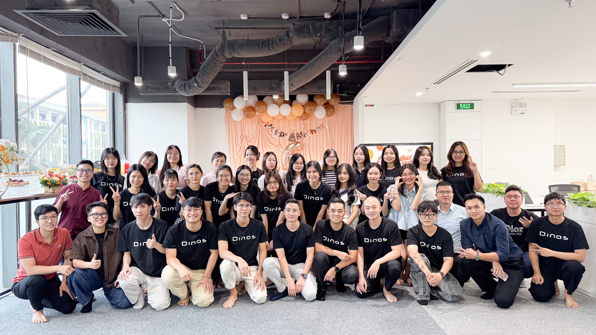 Tập thể nhân viên Dinos