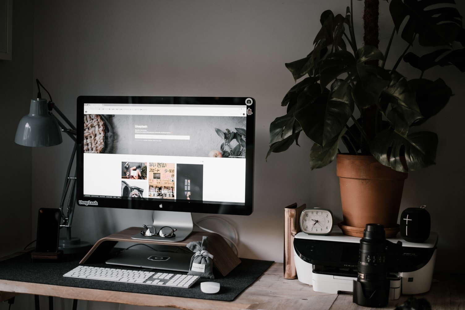 Chi phí để hoàn thiện 1 website thương mại điện tử sẽ không quá đắt đỏ nếu doanh nghiệp bạn có thể xây dựng hệ thống và ý tưởng phù hợp với mô hình kinh doanh đang lựa chọn