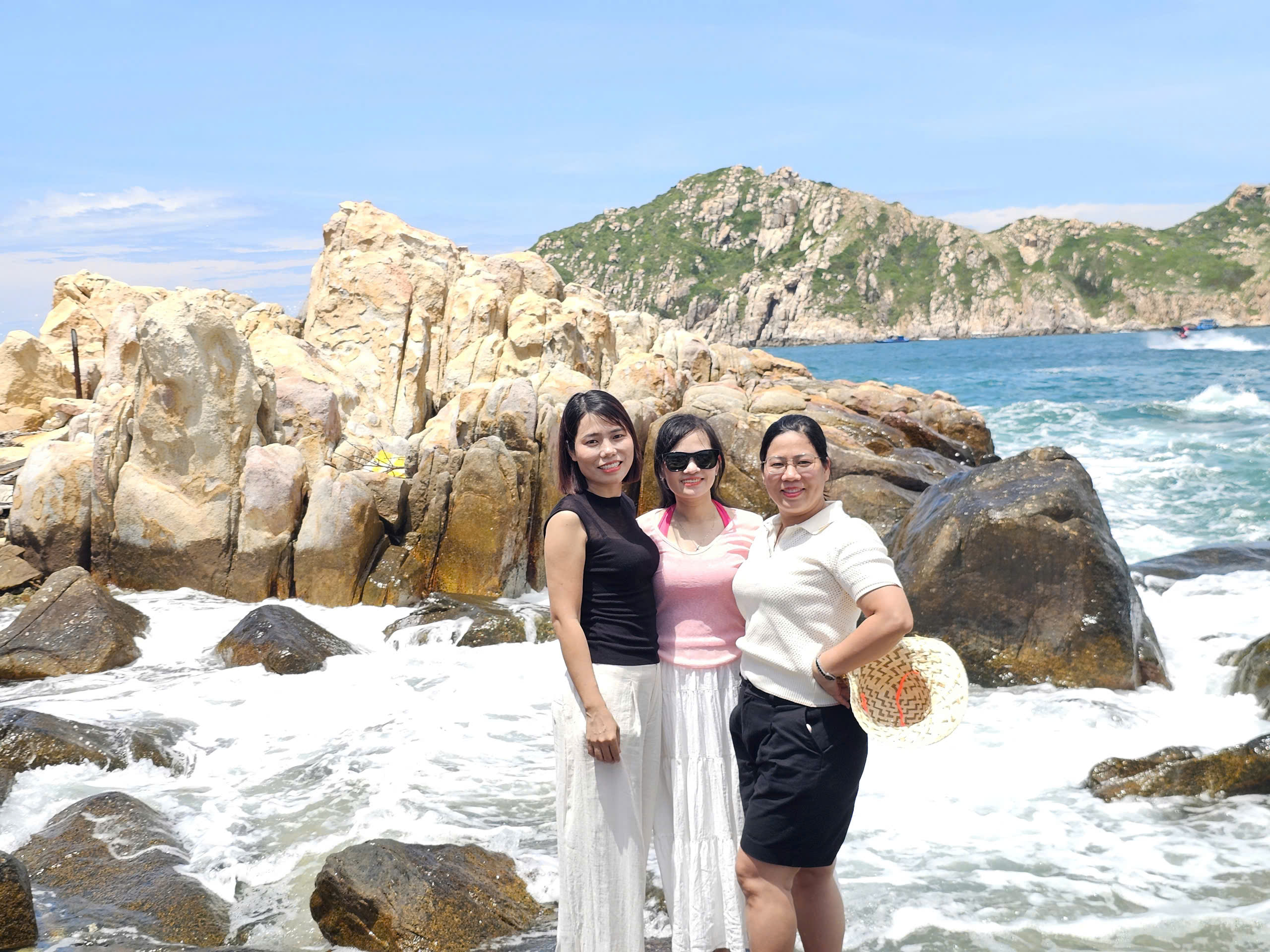 TOUR LỄ 2-9: ĐẢO BÌNH HƯNG - VĨNH HY 2N2Đ - KHÁM PHÁ BIỂN XANH & CÁT TRẮNG - LƯU TRÚ TẠI NINH CHỮ