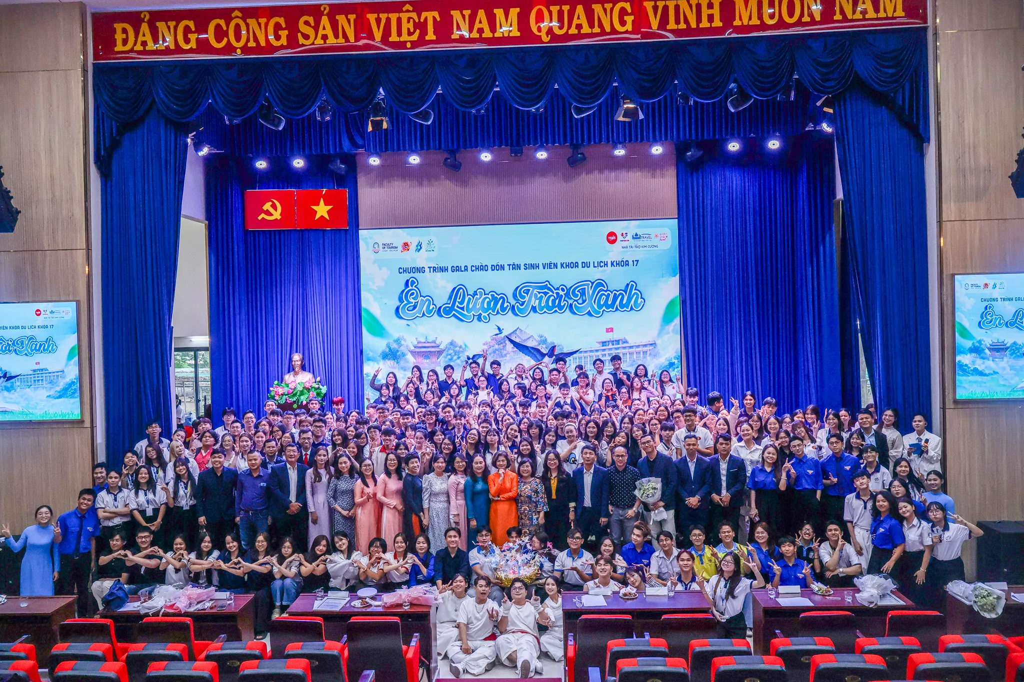 Phong Cách Việt trao học bổng, tặng vé Tây Ninh tại trường Đại học Khoa học Xã hội Nhân Văn