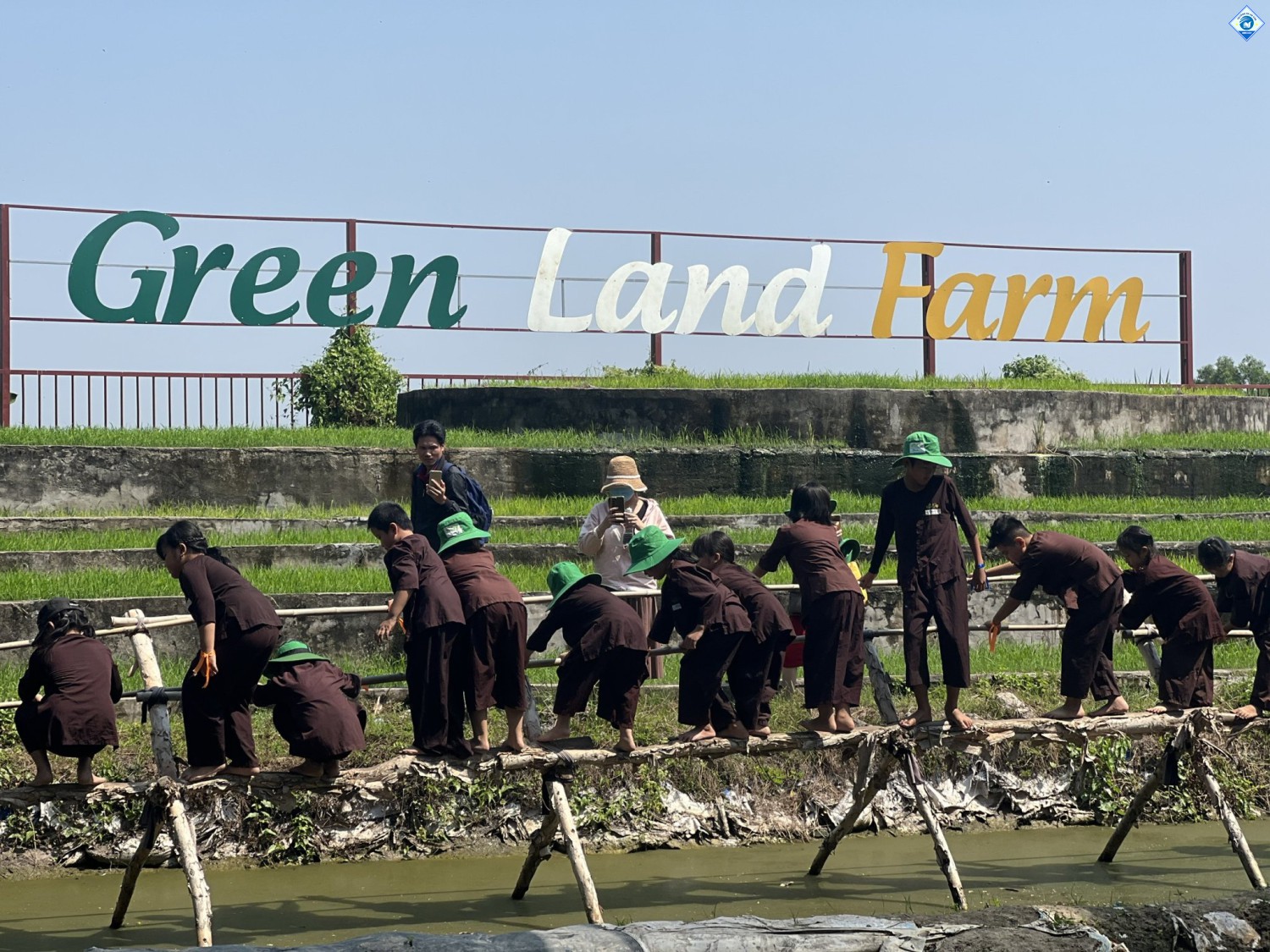 TOUR HỌC SINH 1N: KHU DI TÍCH LỊCH SỬ NGÃ BA GIỒNG - KHU DU LỊCH SINH THÁI GREEN LAND FARM - KHỞI HÀNH TẠI TÂY NINH