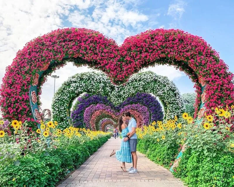 Lối đi vòm hình trái tim tại Miracle Garden