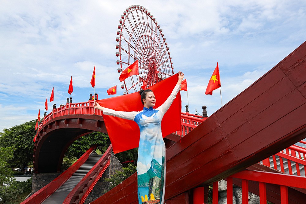 Kinh nghiệm du lịch Hạ Long 2025: Lịch trình, ăn chơi, di chuyển
 - 5