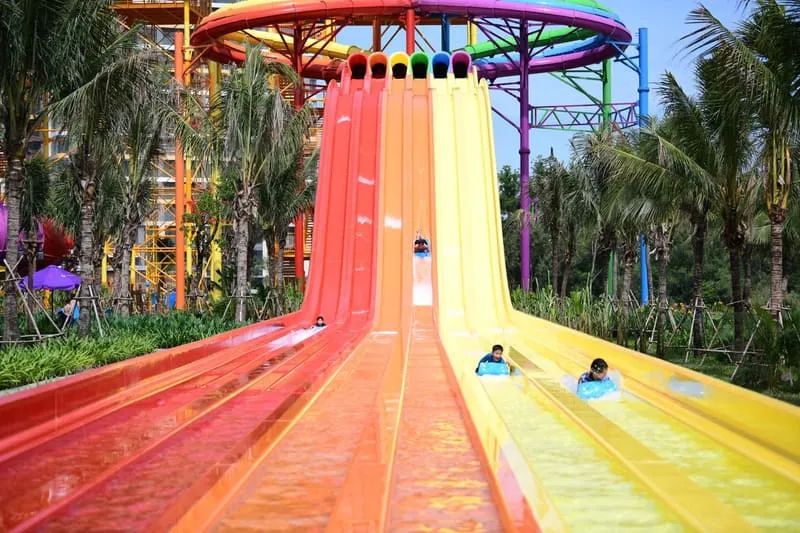 Du khách trải nghiệm đường trượt nước cảm giác mạnh tại Công Viên Nước Grand Park