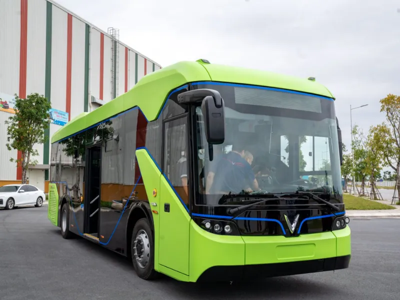 Xe bus Vinpearl Safari Phú Quốc miễn phí phục vụ khách tham quan tại các trạm dừng.