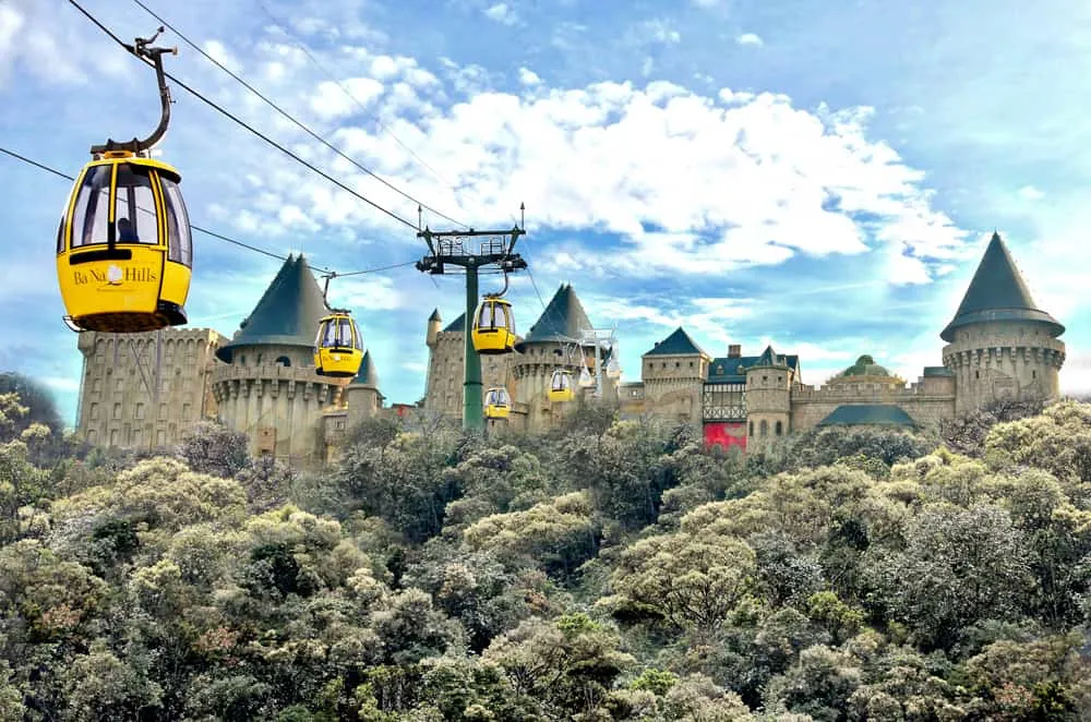 Du khách trải nghiệm hệ thống cáp treo tại Sun World Bà Nà Hills