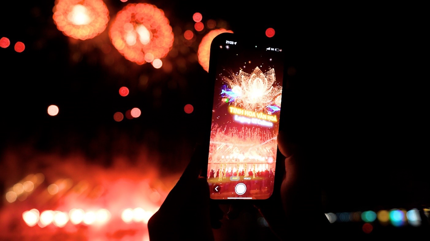 Mê mẩn ngắm vũ điệu ánh sáng trên bầu trời sông Hàn - 4