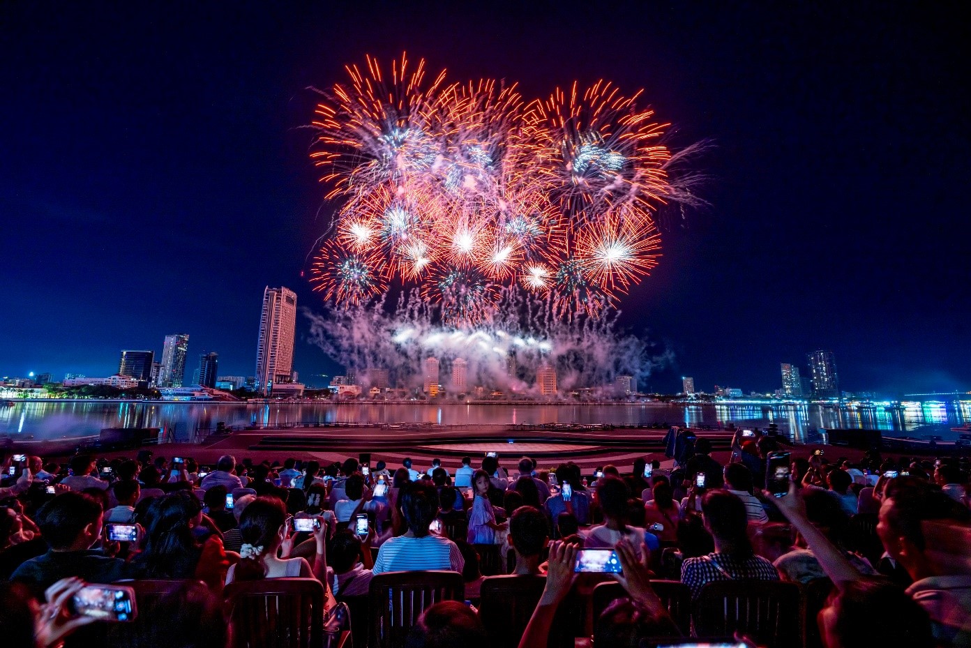 Mê mẩn ngắm vũ điệu ánh sáng trên bầu trời sông Hàn - 5