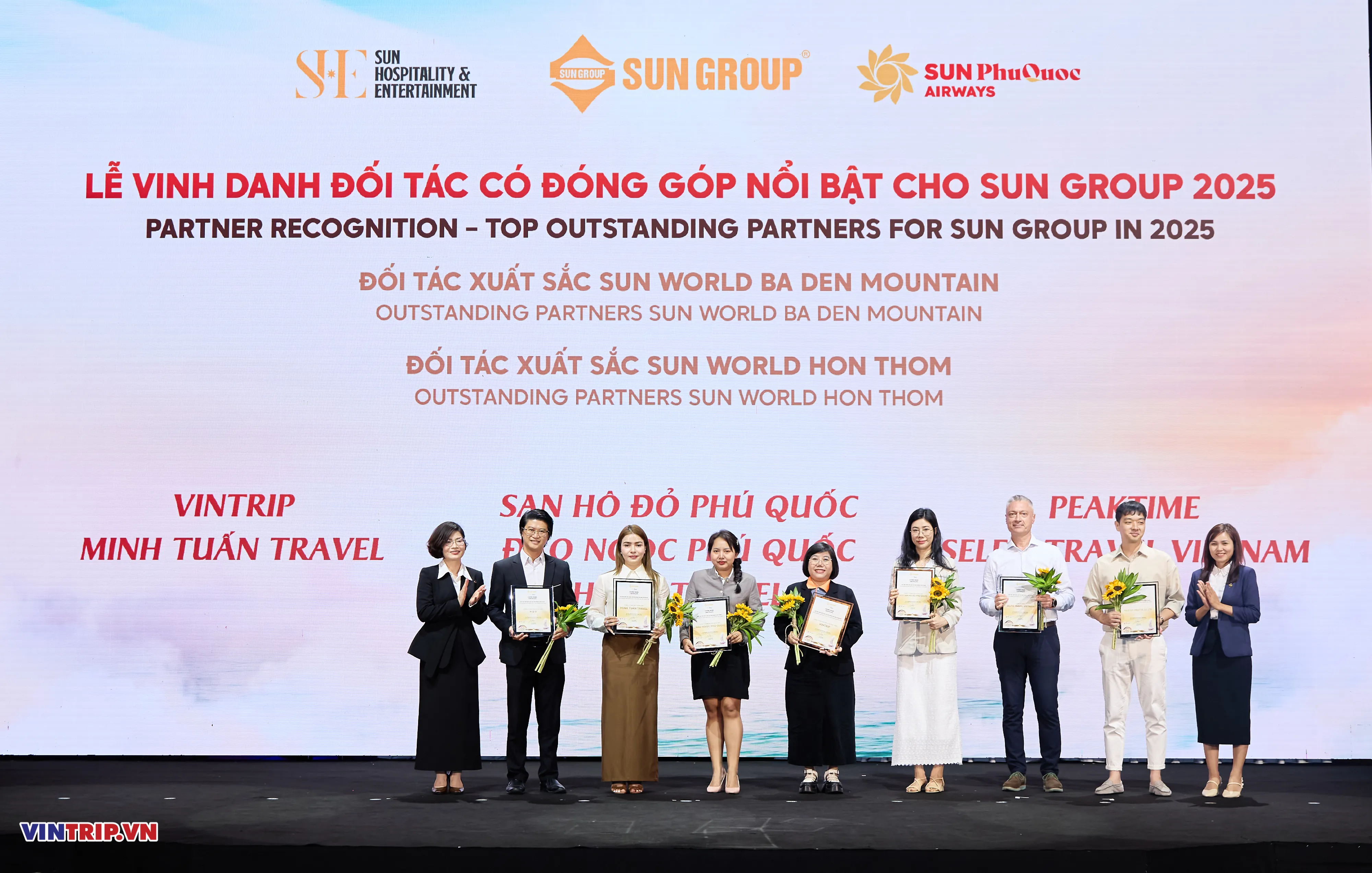 hinh-le-vinh-danh-doi-tac-xuat-sac-2025-vintrip-1.png