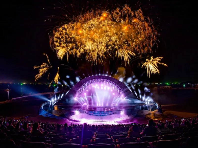 Màn pháo hoa rực rỡ sau mỗi đêm diễn Review Kiss of the Sea Phú Quốc: Show Diễn Công Nghệ Đỉnh Cao Tại Sunset Town 