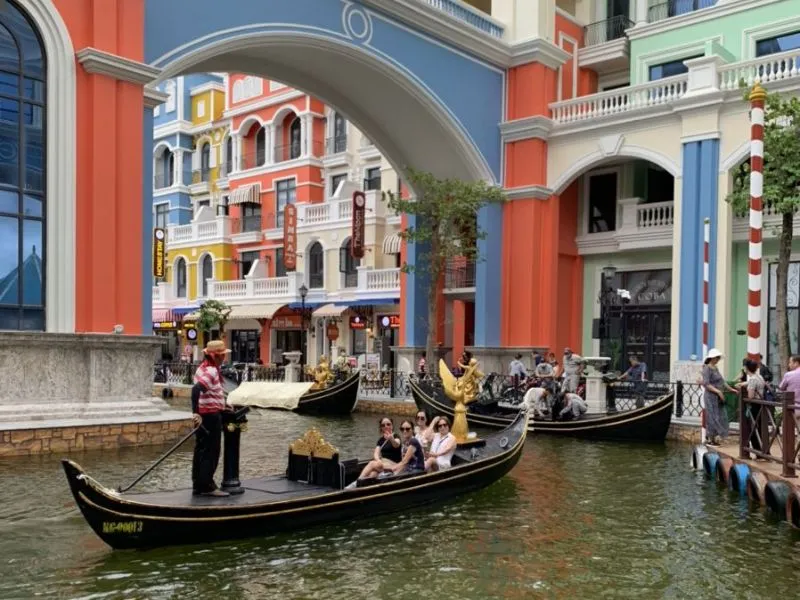 Ngắm Nhìn Những Dãy Nhà Sắc Màu Rực Rỡ