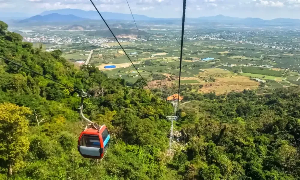 Du khách trải nghiệm cáp treo Núi Tà Cú ngắm toàn cảnh thiên nhiên