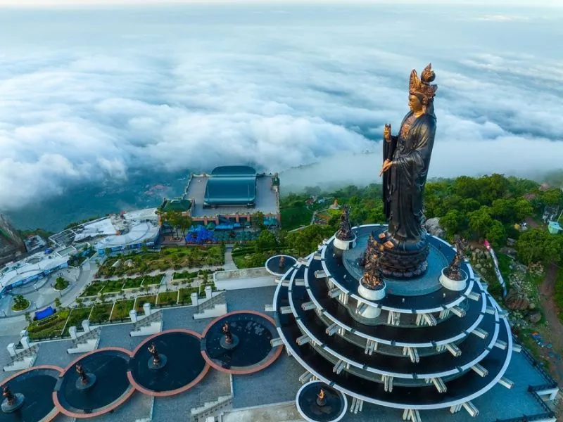 Chiêm Bái Tượng Phật Bà Tây Bổ Đà Sơn Khám Phá Sun World Núi Bà Đen Có Gì Hấp Dẫn?