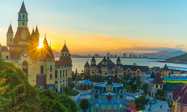 Khung cảnh VinWonders Nha Trang rực rỡ dưới ánh hoàng hôn tuyệt đẹp