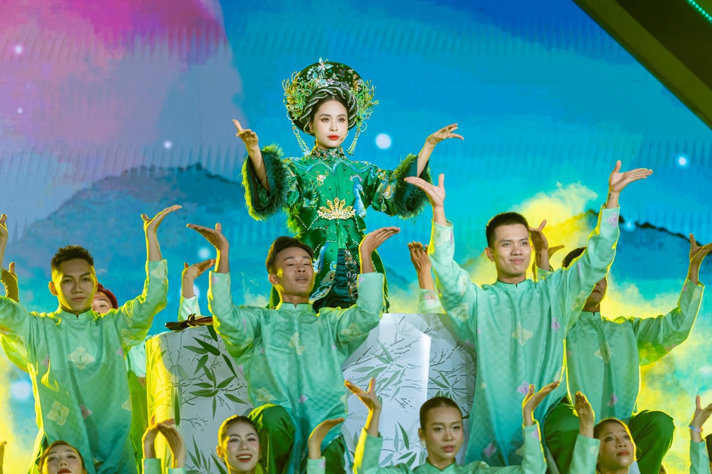 Mê mẩn ngắm vũ điệu ánh sáng trên bầu trời sông Hàn - 2