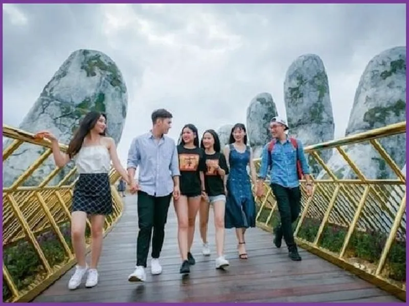 Du khách mang sneaker năng động, thoải mái check-in cùng hội bạn tại Bà Nà Hills.