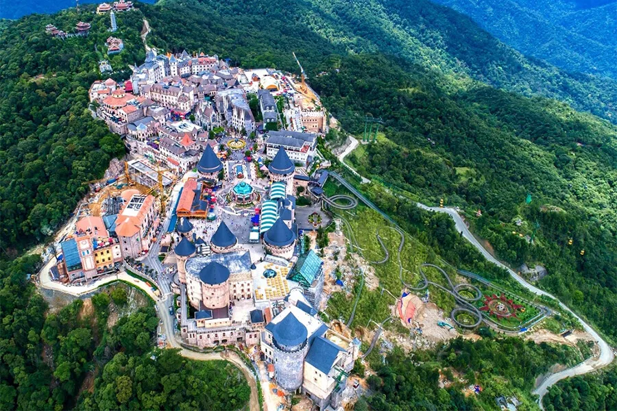 Cầu Vàng Bà Nà Hills nằm trong khu du lịch Sun World Bà Nà Hills 