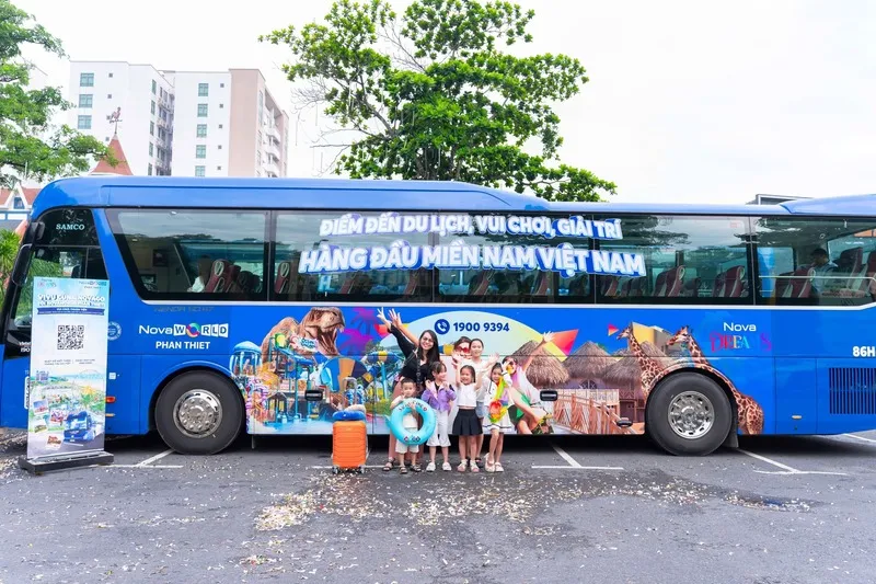 Du khách trải nghiệm xe buýt di chuyển đến NovaDreams Phan Thiết