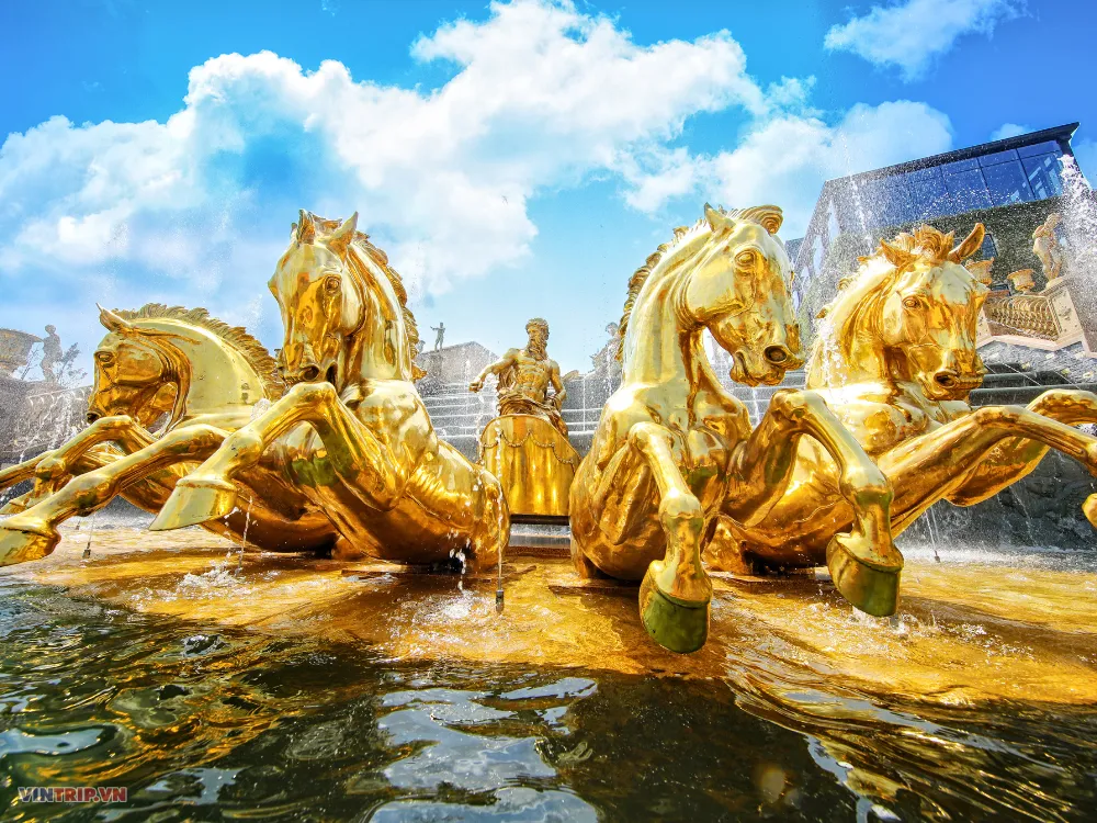 Quần thể tượng vàng Thác Thần Mặt Trời tại Bà Nà Hills