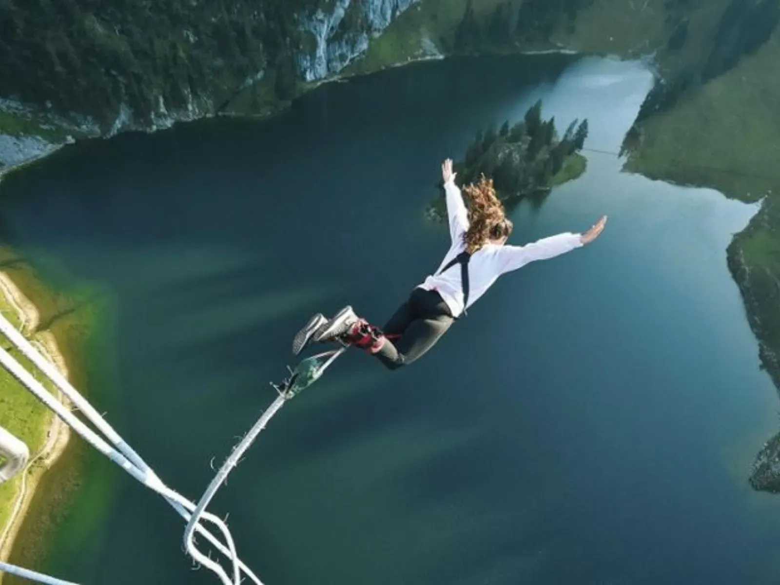 Bungee Jumping tại VinWonders Nha Trang có gì thú vị?