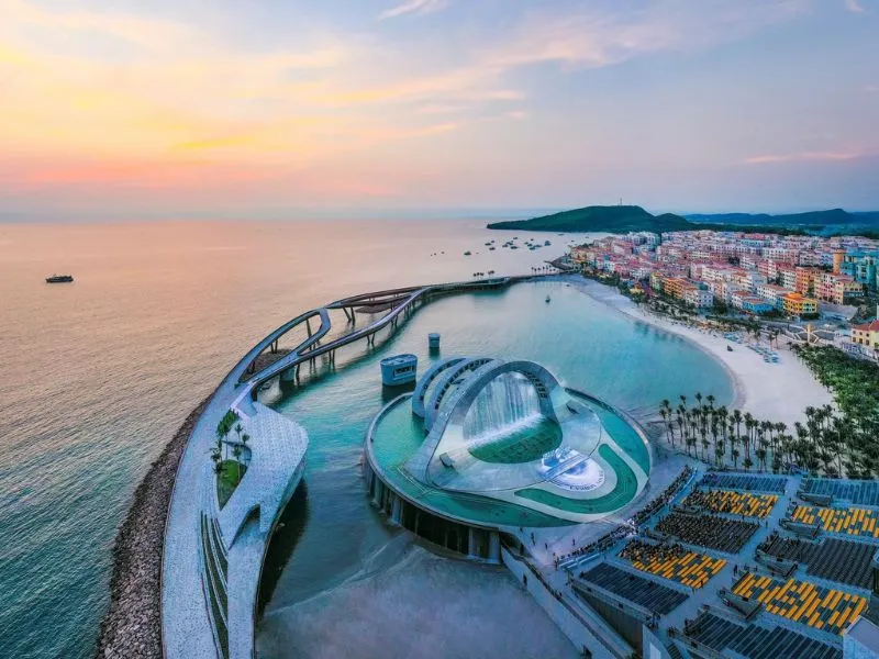 Các Hoạt Động Không Nên Bỏ Lỡ Tại Bãi Biển Sunset Town