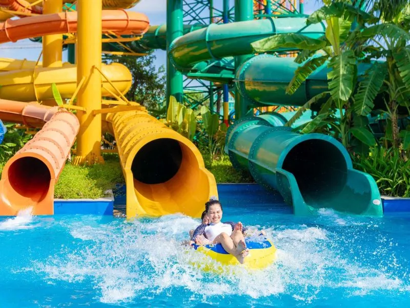 Cầu Vồng Honolulu Top Trò Chơi Không Thể Bỏ Lỡ Tại Vinwonders Phú Quốc Water Park