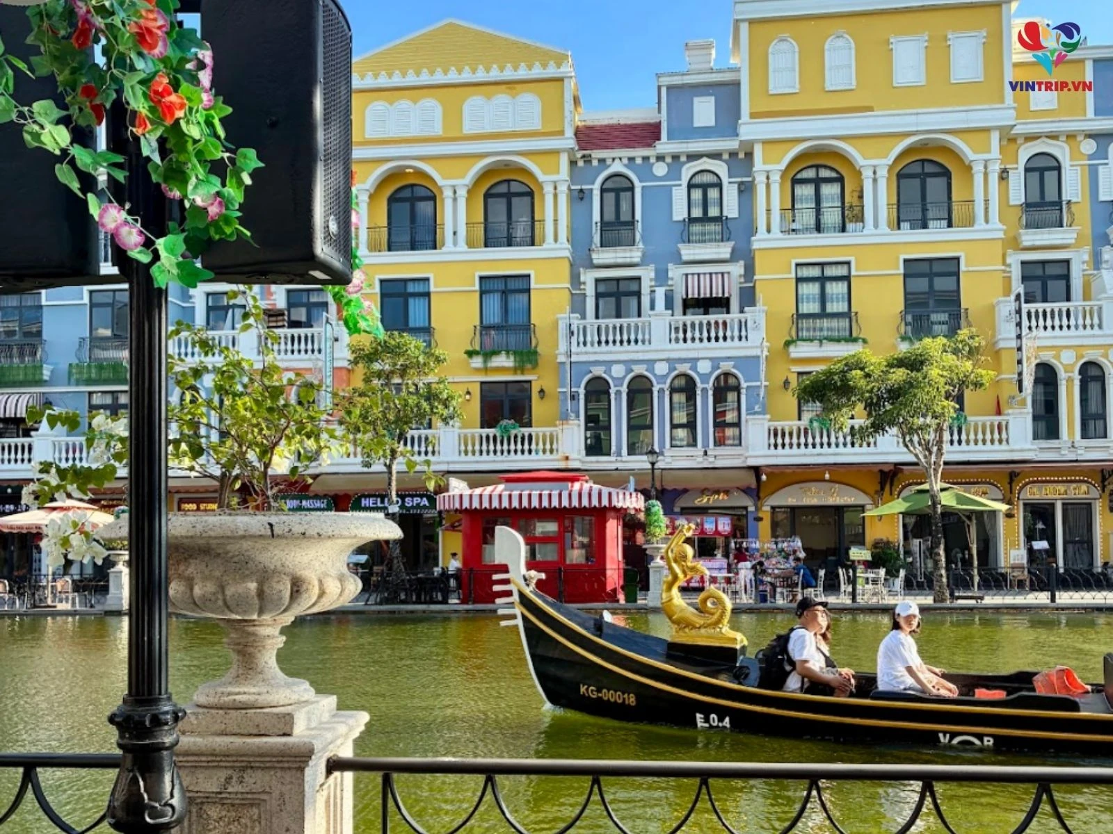 Dạo chơi và check-in tại Grand World Phú Quốc