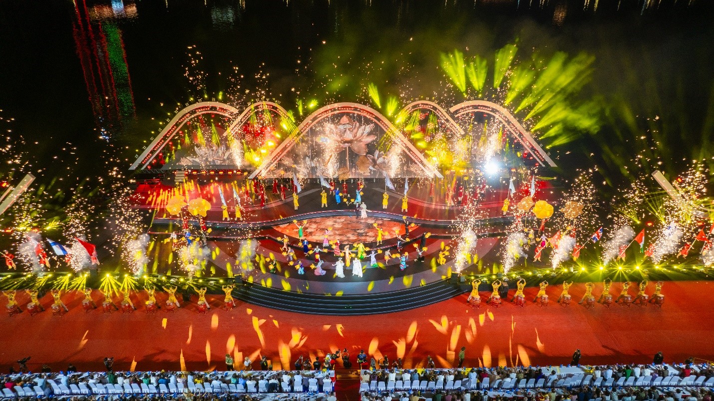 Mê mẩn ngắm vũ điệu ánh sáng trên bầu trời sông Hàn