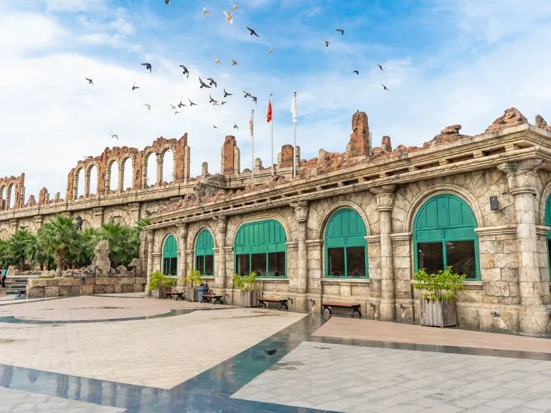 Ga Ánh Dương & Quảng trường La Mã Thị trấn hoàng hôn Phú Quốc có gì chơi?