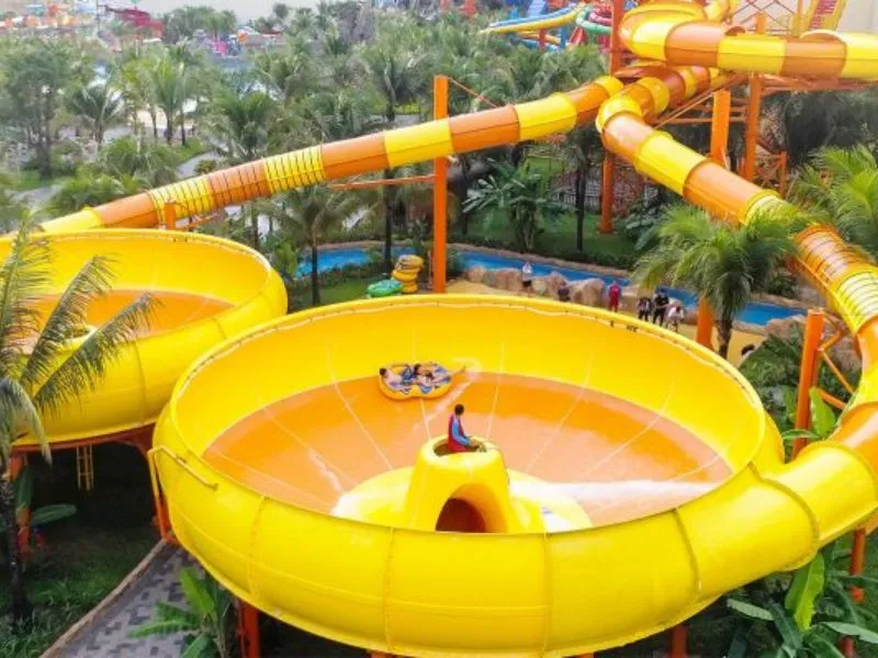 Hố Đen Vũ Trụ Top Trò Chơi Không Thể Bỏ Lỡ Tại Vinwonders Phú Quốc Water Park