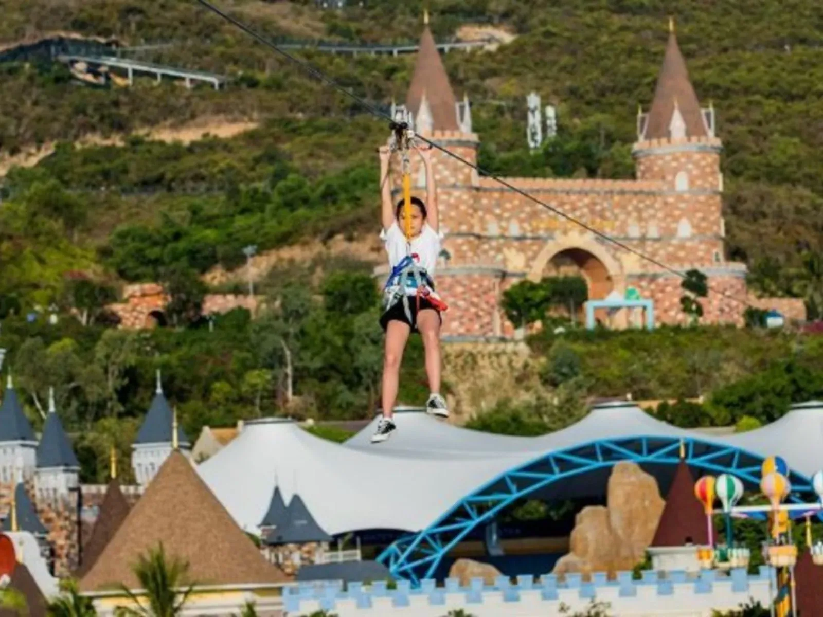 Khám phá đường trượt Zipline Vinwonders Nha Trang dài 880m