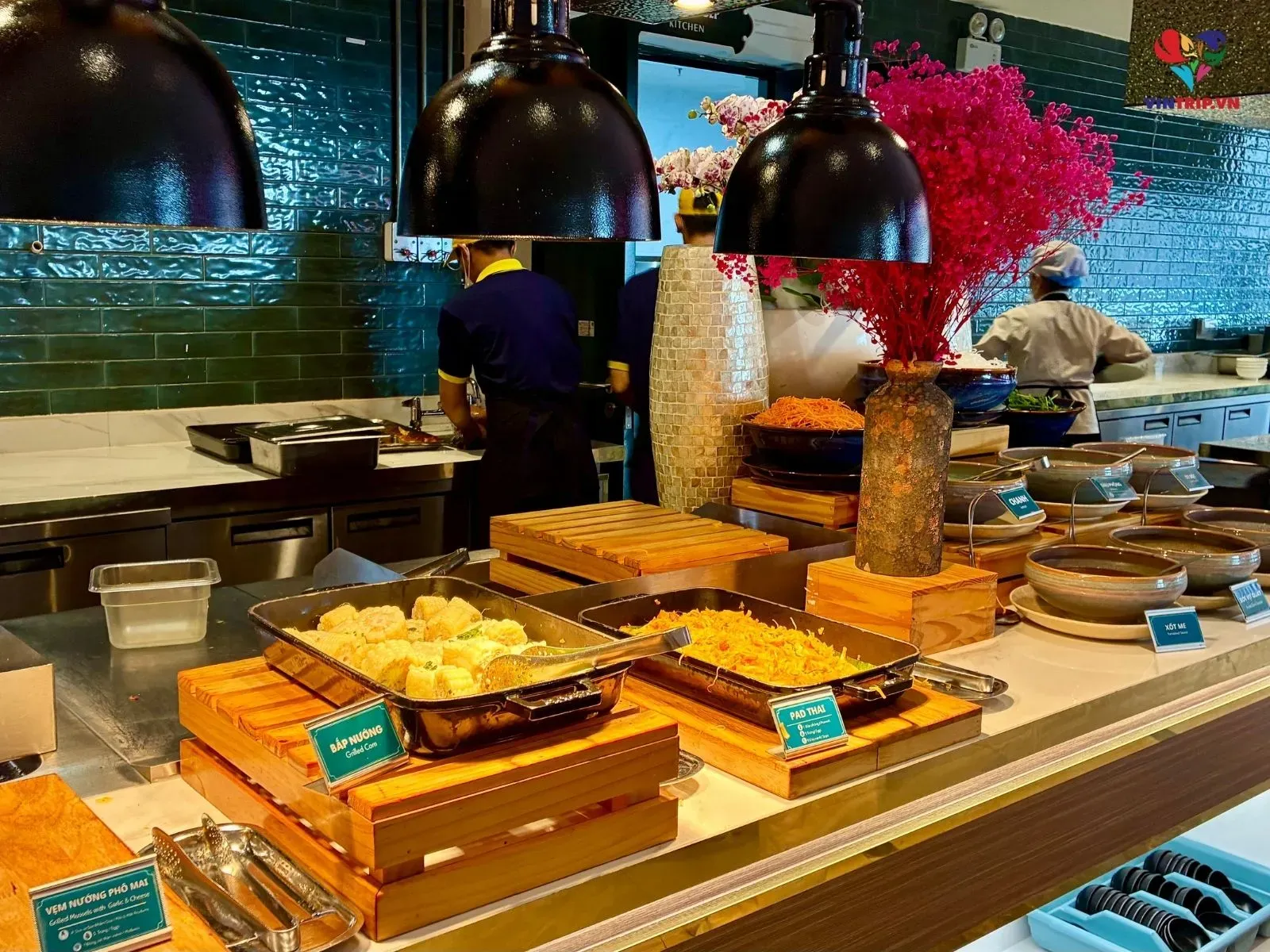 Thưởng thức buffet Vân Sơn và trải nghiệm dịch vụ dành cho khách đoàn