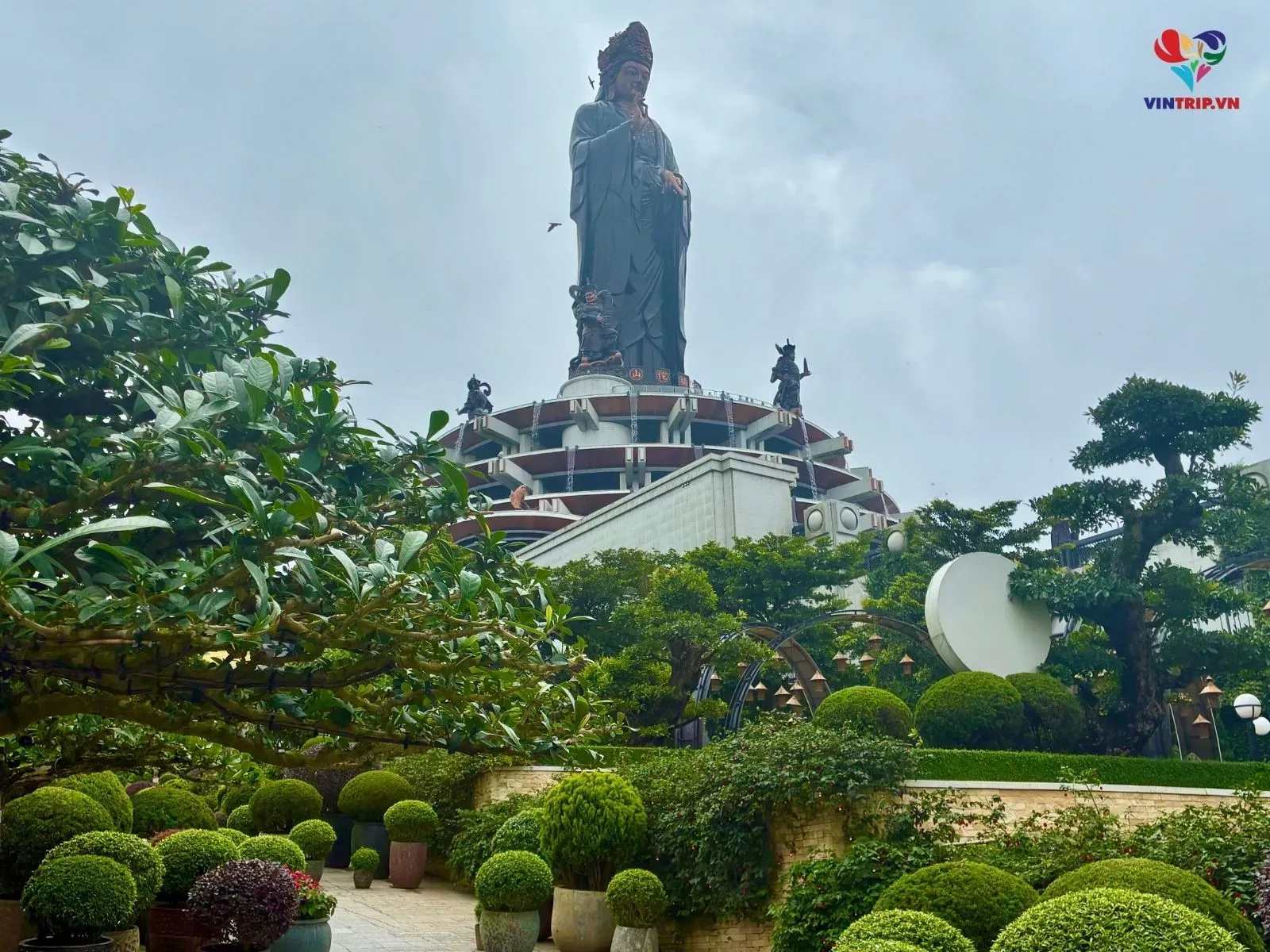 Trục tâm linh Tam Thế