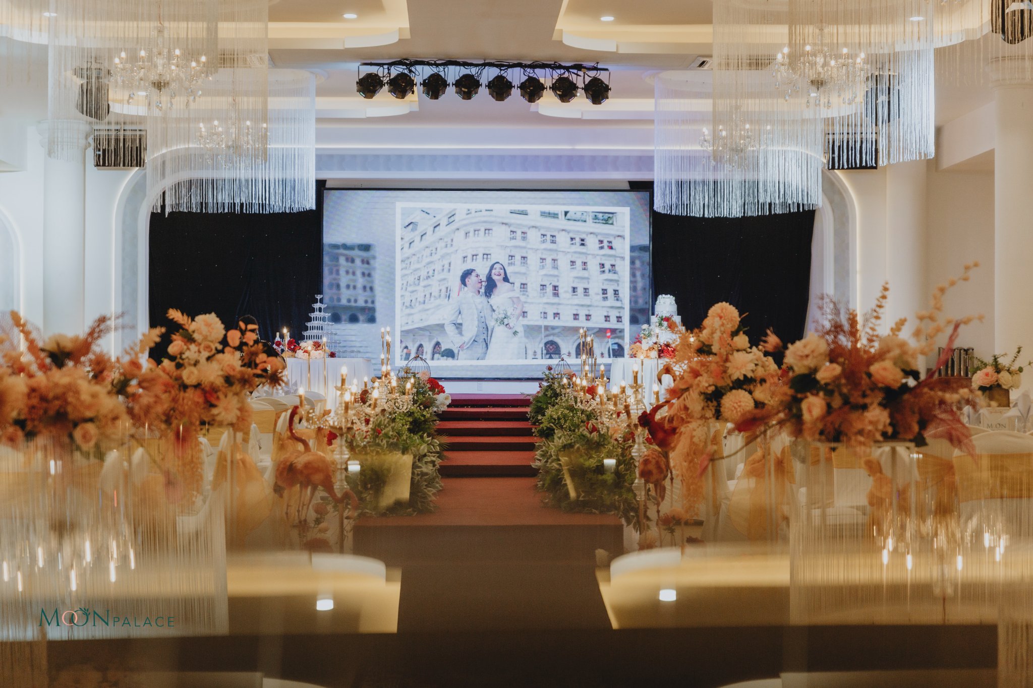 Moon Palace Kha Vạn Cân