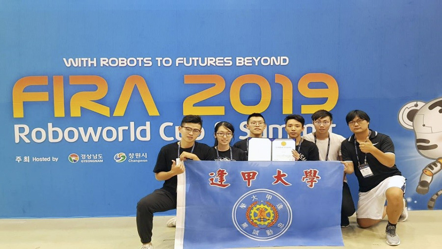 逢甲大學團隊參加世界盃智慧機器人運動大賽,獲得亞軍殊榮。右起為郭至恩老師、鄧起旻同學、何儒昇同學、江睿修同學、黃正婷同學、曾鴻林同學。