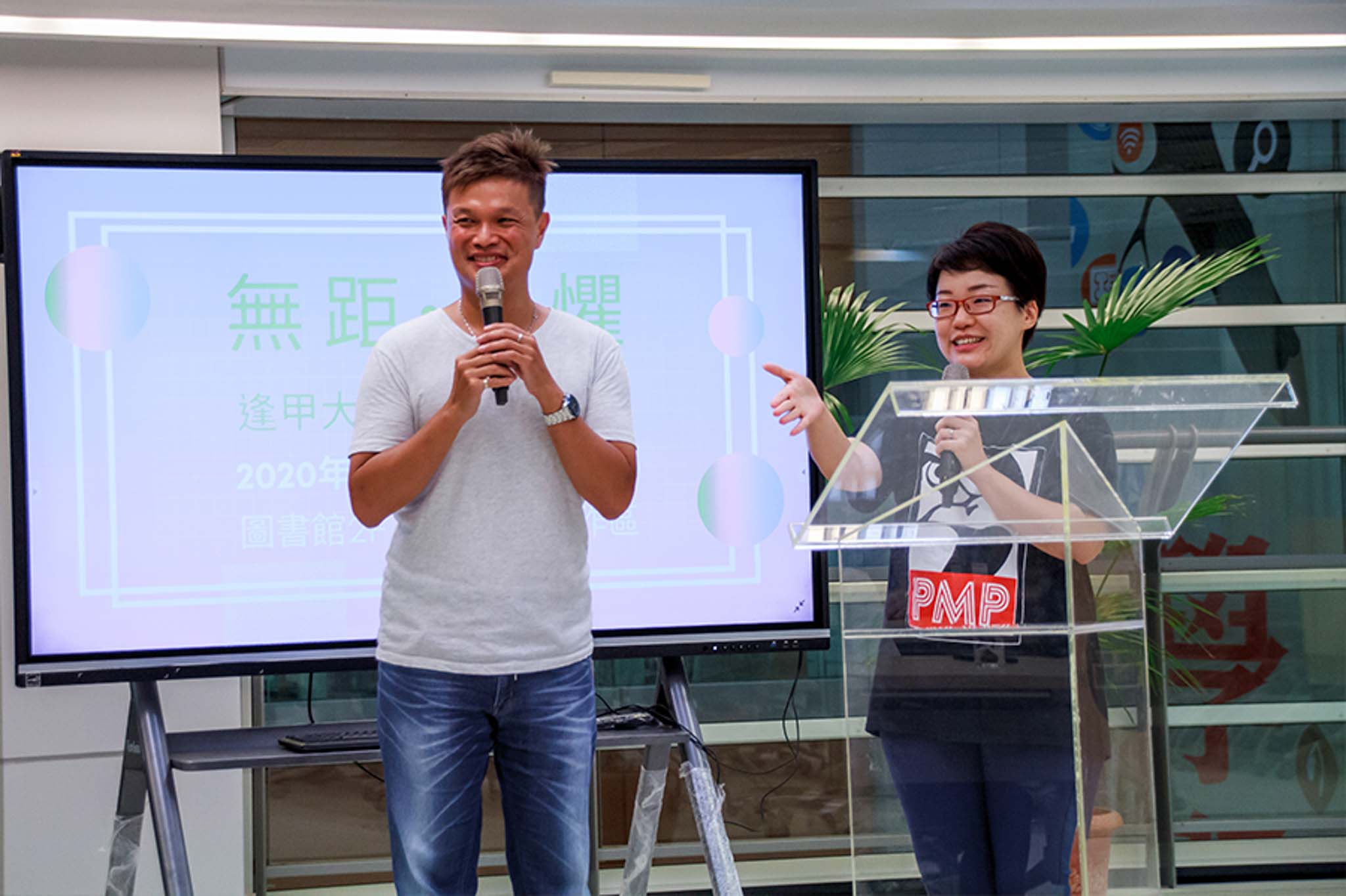 外語教學中心闕帝丰主任(左)與董家君助教以雙語方式主持線上開學典禮。