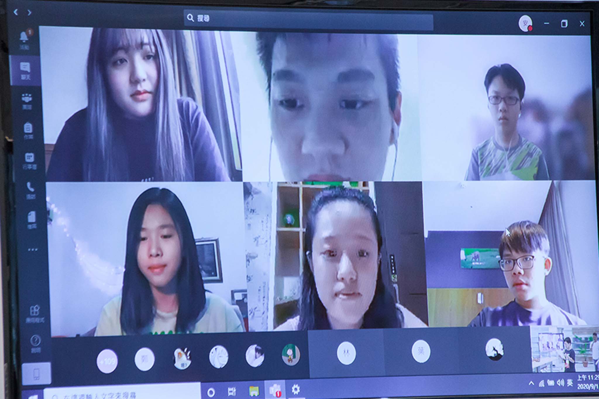 線上開學典禮有近百位境外同學參與,互動踴躍。