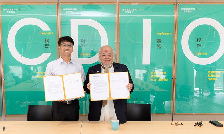 President Lee (left) and the representative of Sun Moon Pearl Chairman Liao signed a cooperation agreement to jointly transform the Sun Moon Lake base.