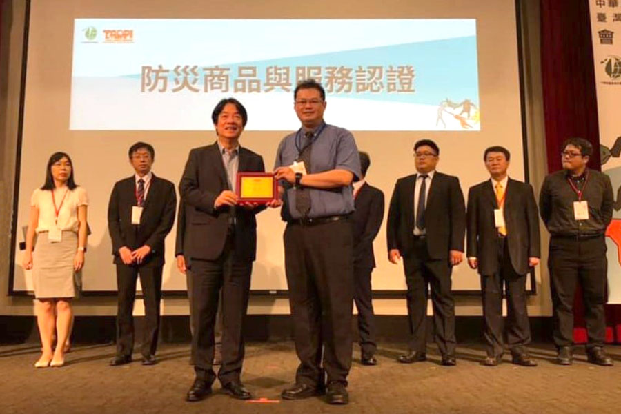 賴清德副總統(前排左1) 頒發「防災科技應用技術優質獎」,由方耀民處長(前排右1)代表本校受獎。